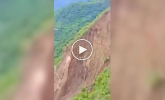 Масштабный оползень разрушил участок горной дороги
