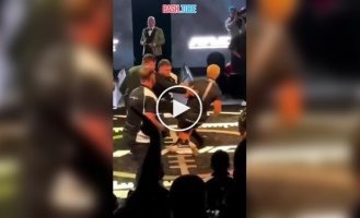 Стінка на стінку: австралійці з розбігу врізаються в друг друга