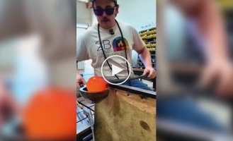 Мастера показали залипательный процесс создания тыквы из стекла
