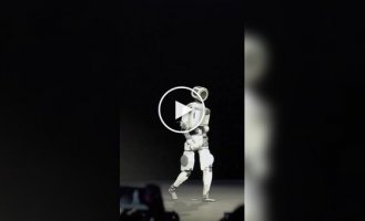 Boston Dynamics представила коммерческого робота, который будет работать на заводах и не только