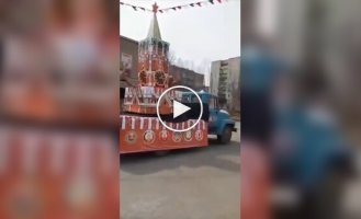 Кремлівська вежа впала з автомобільної платформи під час параду у Хабаровському краї РФ