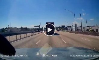 Tesla развернуло после резкого перестроения