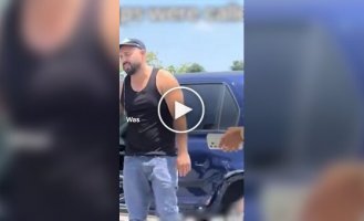 Конфлікт через чайові: офіціантка і бармен не дали поїхати клієнтові, що розплатився.