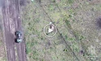 Российский захватчик закладывает гранату под бронежилет