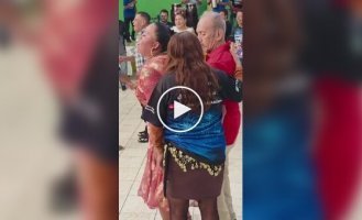 Дідусь на танцполі не чекав такої уваги