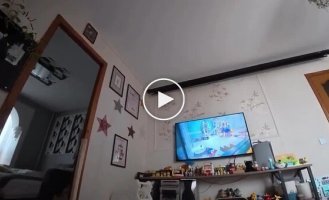 Камера от первого лица показала забавный момент из жизни ребенка
