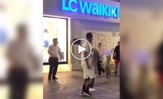 Мужчина надувает перчатку, чтобы поиграть с бездомной собакой