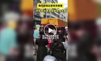 В Китае отец поместил раздетого ребенка в клетку «для безопасности»