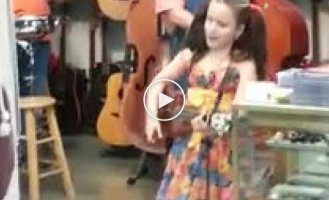Очень талантливая девочка в музыкальном магазине