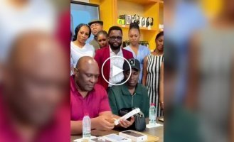 В Камеруне устроили торжественую церемонию для первого владельца нового iPhone