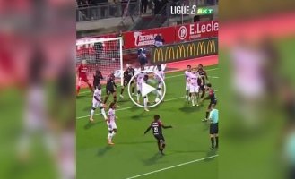 Футболіст сам собі вибив зуб