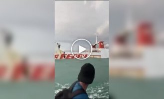 В Индонезии старый паром сломался пополам и затонул