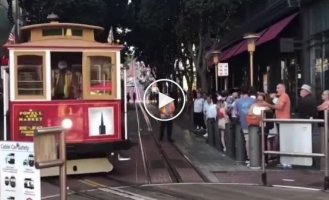 Unusual U-turn of the excursion tram