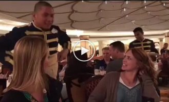 Кумедний фокус із серветкою