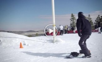 Необычный спуск с горы на сноуборде