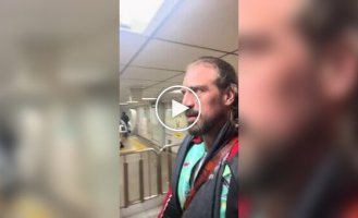 Американец показал бытовые трудности высокого человека в японском метро
