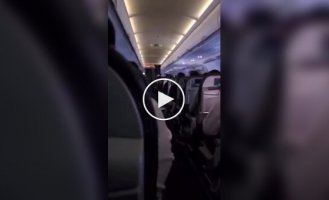 Молния ударила в самолет в Чили