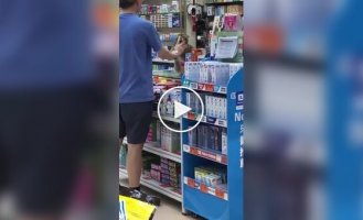 Мужчина пристает к пушистому сотруднику магазина