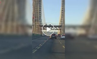 У Севільї з мосту впала переносна туалетна кабіна