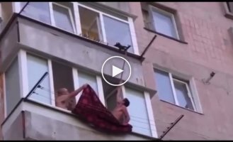 Men rescued a cat hanging on a clothesline