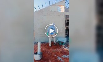 Каменщик набрасывает раствор на стену