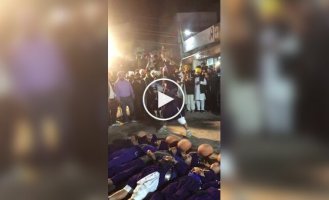 Dangerous entertainment on the streets of India