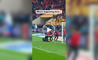 Спроби болбоїв забрати рушник у воротаря збірної Сенегалу