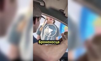 Парень показывает прохожим своего броненосца