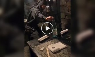 Официант-ниндзя в ресторане