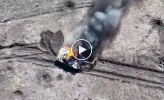 Ukrainian drone drops iron gifts to the crew of a Russian tank that lost the tank in a mine