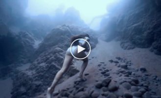 World record holder in freediving ran with a stone along the ocean floor