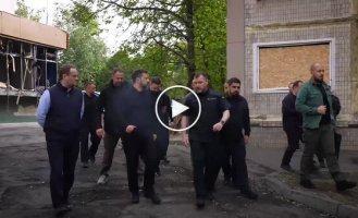 Зеленский посетил место удара РФ по дому в Киеве: Это напоминание миру, что РФ выбирает убийства