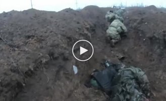 Another front-line video from the militants. Dead Russian pig lies in a ditch