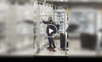 Необъяснимая ярость: мужчина устроил погром в магазине