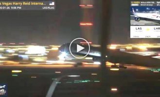 У самолета отвалилось колесо во время взлета