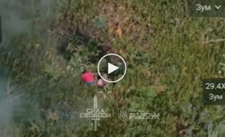 Окупант яскраво вибухає після влучення дрону