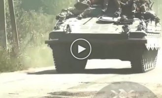 Ukrainian footage somewhere near Robotino with Marder 1A3 BMP, Leopard 2A6 tank and Mi-24P helicopters