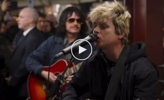 Rock band Green Day sang on the New York subway with TV presenter Jimmy Fallon