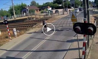 Парень проехал через закрытый переезд и чудом избежал столкновения