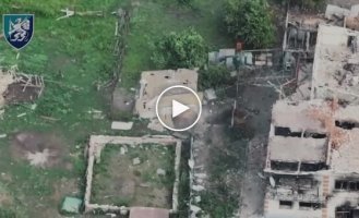 Defense forces destroy a group of enemy infantrymen hiding in an abandoned building in Volchansk