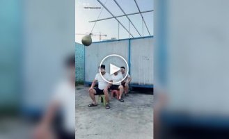 Психотропная игра: кто поймает шар с краской