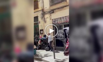 В Барселоне жители начали устанавливать колючую проволоку на балконах