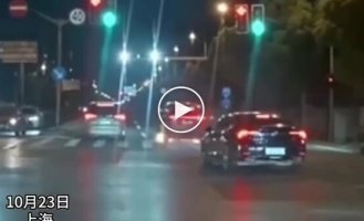 Загоряння електричного мінівена Li Mega в Шанхаї: водій та пасажир встигли залишити салон