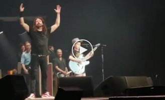 10-летний мальчик сыграл хит Metallica на концерте Foo Fighters