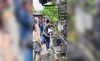 Попытка туристок помыть руки