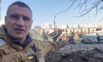 Виталий Кличко записал видео с места падения обломков российской ракеты в Киеве