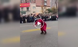 Девочка из Китая поражает мастерством кунг-фу