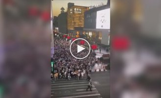 How Chinese police regulate pedestrian traffic