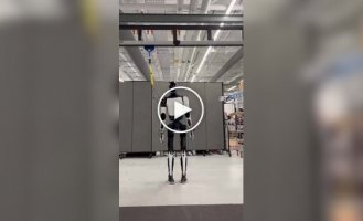 Elon Musk showed a video of a dancing humanoid robot