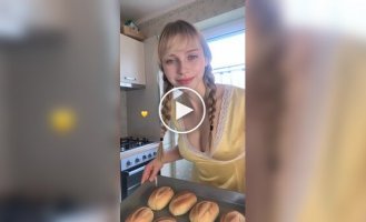 Девушка похвасталась аппетитными булочками с повидлом